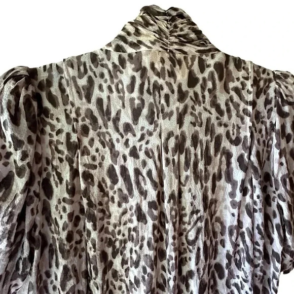 MaEVe | ANIMAL PRINT SHORT SLEEVE BLOUSE PLEATS BUTTON UP NECK | SIZE: 4 - Picture 8 of 12